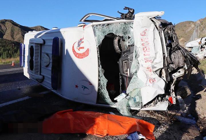 Video Haber | Ambulans ve otomobil çarpıştı: 4 ölü, 1 yaralı