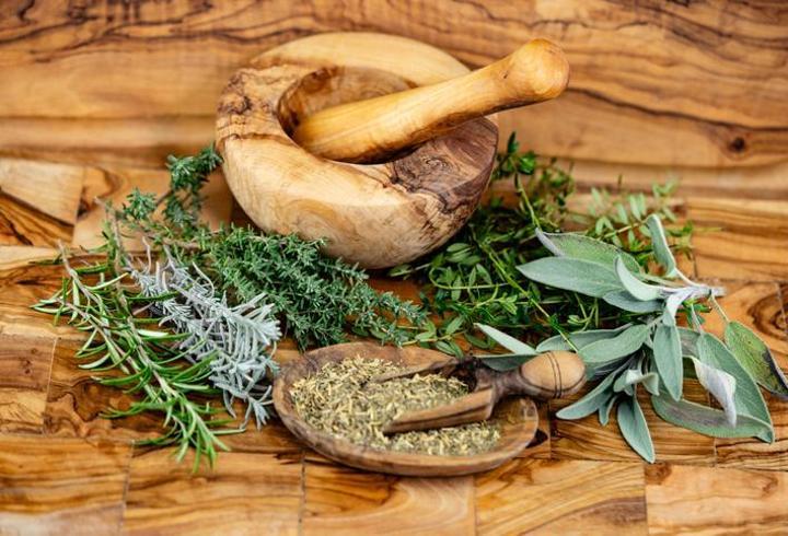 Saç dökülmesi sık karşılaşılan bir sorun. Genetik yatkınlık, yanlış beslenme, stres, hormonal faktörler, vitamin ve mineral eksikliği gibi unsurların yol açtığı bu problem; uzun süredir devam ediyorsa, altta yatan nedenler uzmanlar tarafından mutlaka tespit edilmelidir. Öte yandan saç derisini rahatlatan ve dökülmeyi azaltan yöntemler de yok değil. İşte detaylar…3