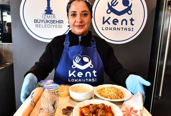 İzmir'de 'Askıda Yemek' dayanışması sürüyor