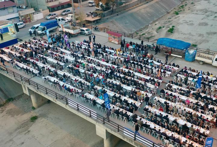 Yüreğir Belediyesi, bin kişilik iftar sofrası kurdu