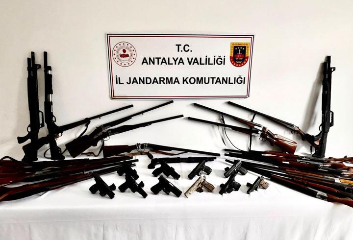 Alanya'da kaçak silah operasyonu