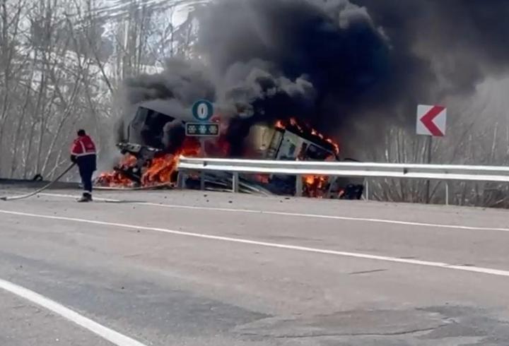 TIR devrildi, üzerindeki iş makinesi alev aldı; 3 yaralı