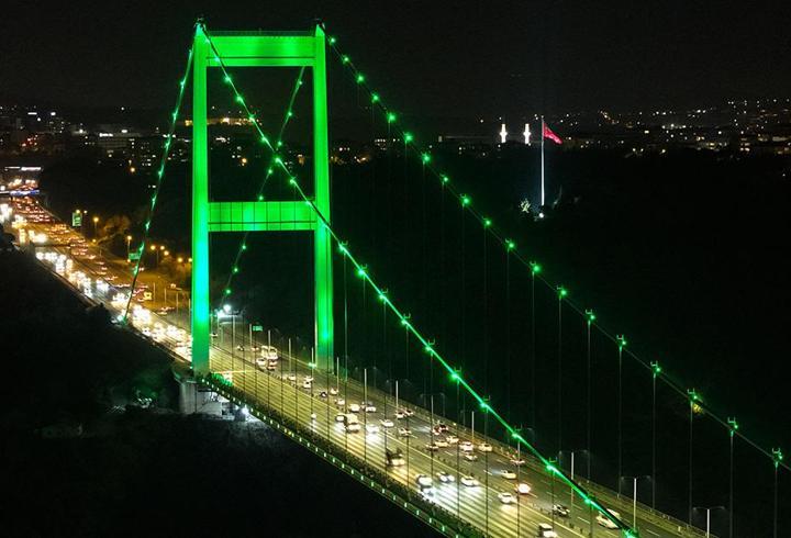 İstanbul'un köprüleri yeşile büründü