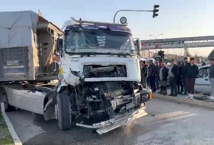 TIR ile midibüs çarpıştı: 5 yaralı