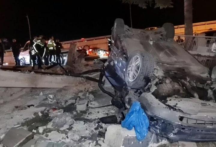 Bahçe duvarına çarpıp, devrilen otomobilin sürücüsü yaralandı
