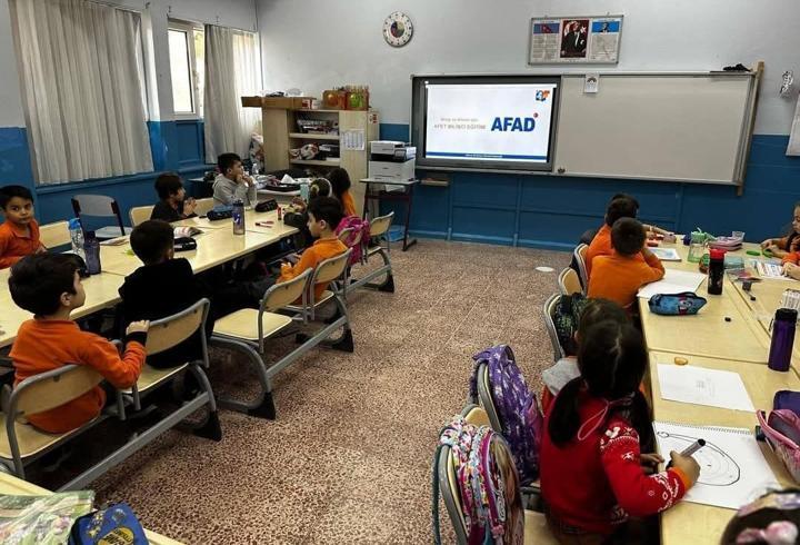 Gelibolu'daki öğrencilere deprem eğitimi ve tatbikatı