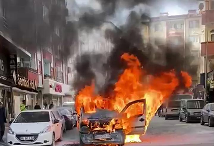 Iğdır'da araç cadde ortasında alev alev yandı