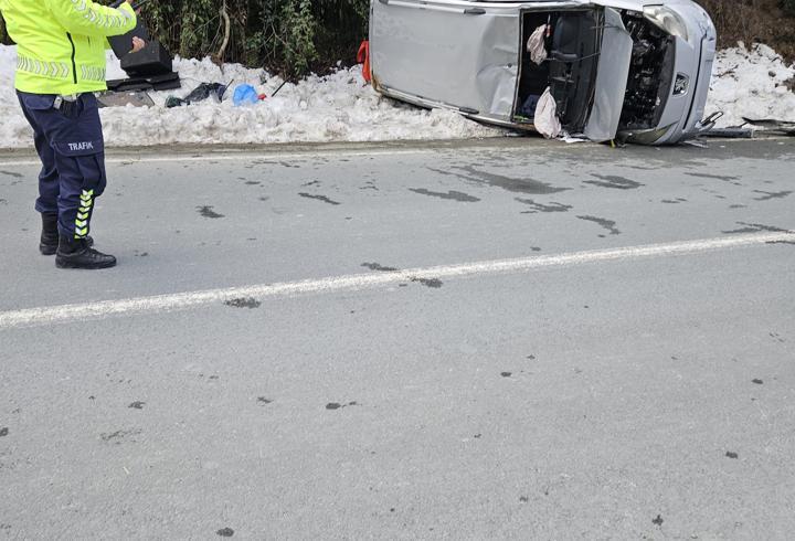 Minibüs ile hafif ticari araç çarpıştı: 3 yaralı