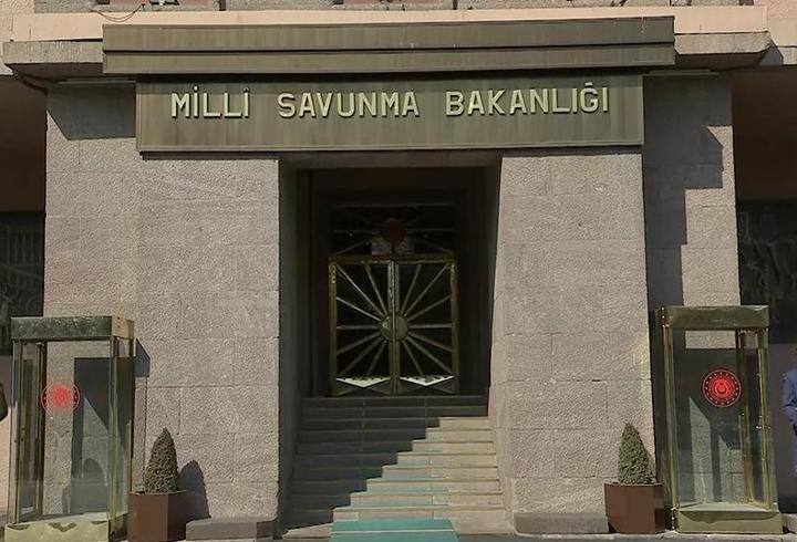 Komutanlardan Özgür Özel'e dava