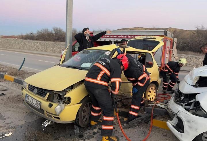 Çankırı'da 2 otomobilin karıştığı kazada 6 kişi yaralandı