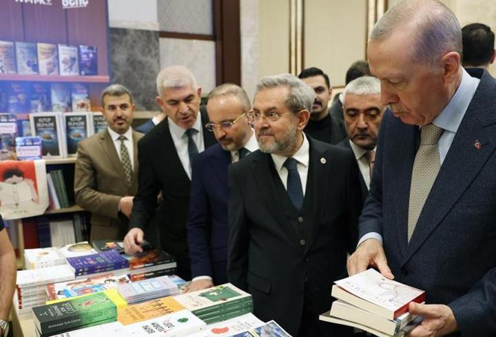 Cumhurbaşkanı Erdoğan, Külliye'deki kitap fuarını ziyaret etti