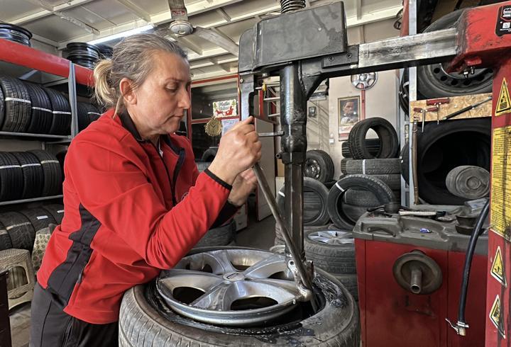 Kanseri yenen Remziye, lastik tamirciliği yapıyor