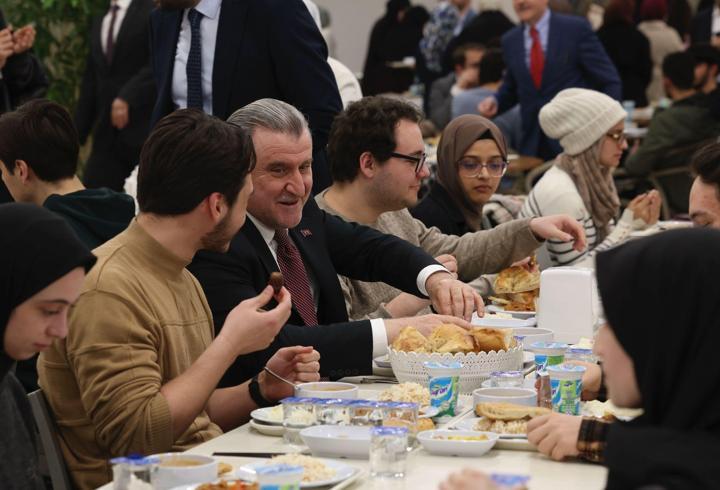 Bakan Bak, İbn Haldun Üniversitesi öğrencileriyle iftar yaptı