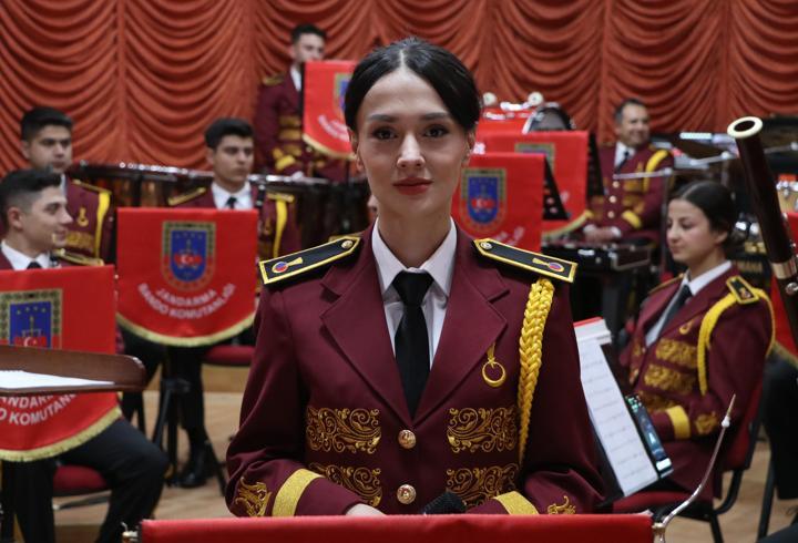Jandarma bandosunun solisti Büşra astsubay