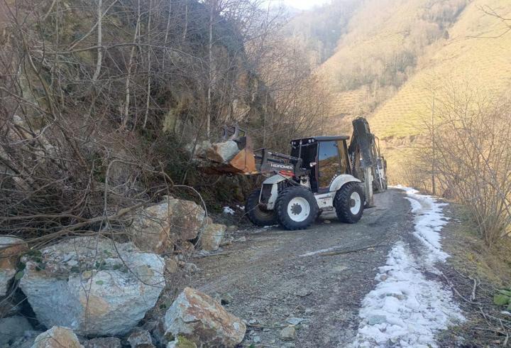 Ordu'da eriyen karlar heyelanlara yol açtı