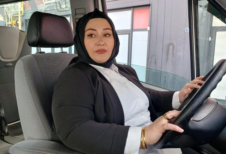 Babasını örnek alan 2 çocuk annesi, servis şoförlüğü yapıyor
