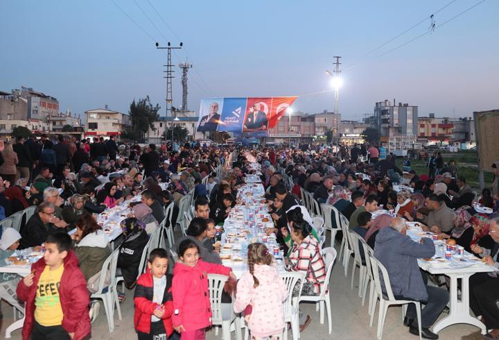 Yüreğir Belediyesi iftar sofraları binlerce kişiyi ağırlıyor
