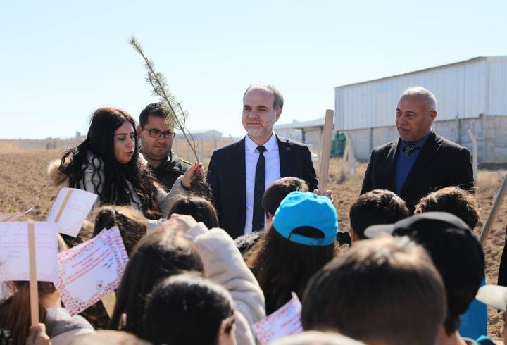 Niğde'de ilkokul öğrencileri anneleri için fidan dikti