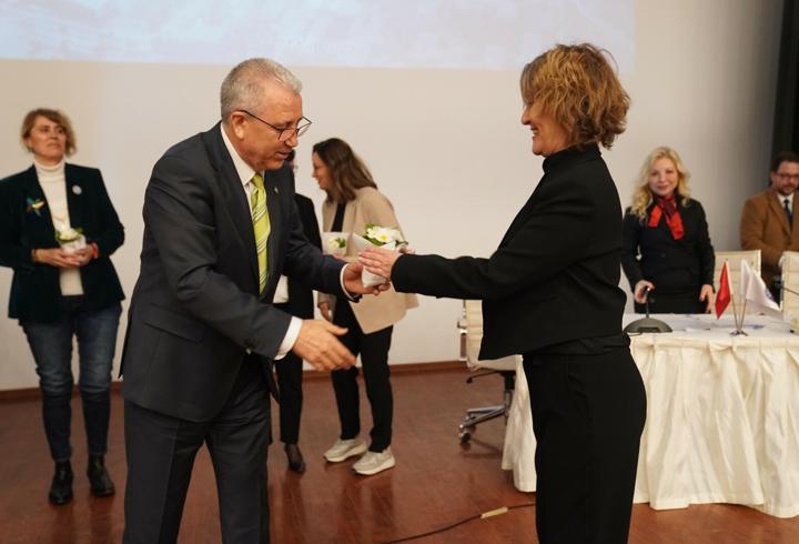Ege Üniversitesinde 8 Mart Dünya Kadınlar Günü çiçeklerle kutlandı