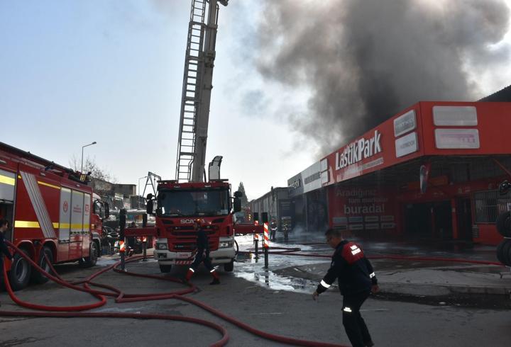SON DAKİKA... İzmir 4. Sanayi Sitesi'nde yangın; alevler iş yerlerine sıçradı