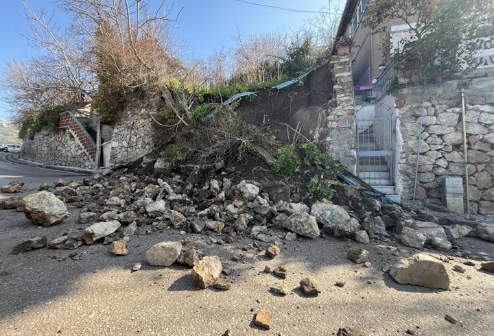 İstinat duvarı çöktü, 3 katlı bina boşaltıldı
