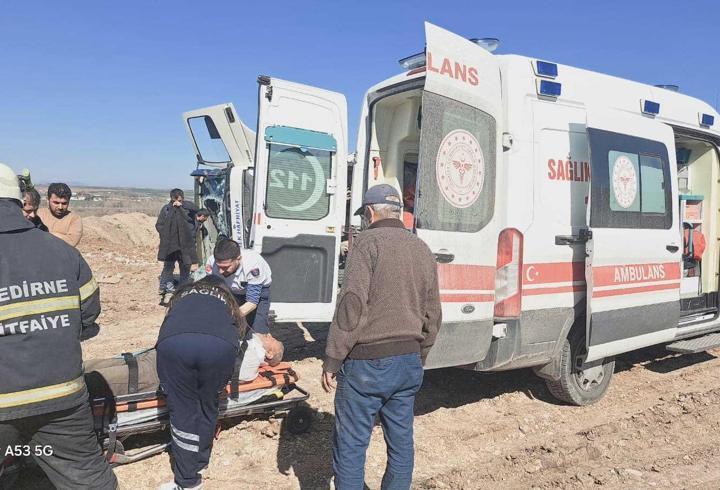 Edirne'de Kamyon Devrildi: Sürücü Yaralandı