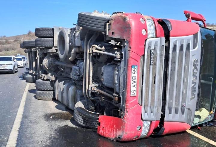 Yalova'da virajı alamayan TIR yan yattı: 3 yaralı