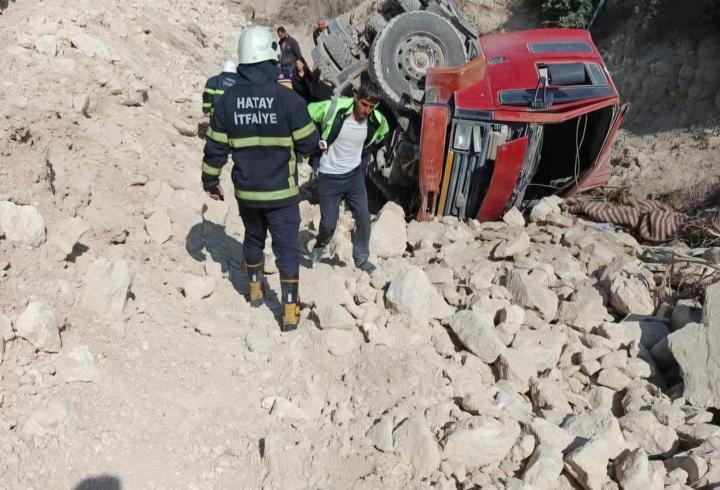 Hafriyat Kamyonu Devrildi: Sürücü Ağır Yaralandı