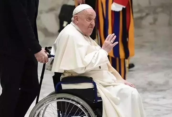 Vatikan'dan Papa açıklaması: İyileşmeye devam ediyor