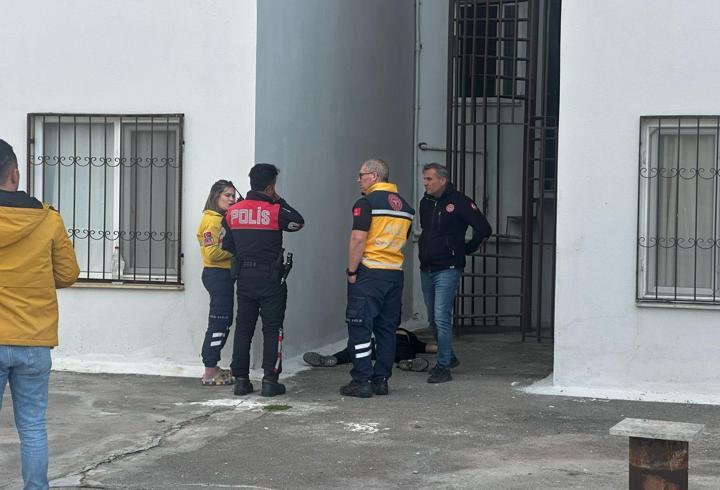 Kayıp olarak aranıyordu, apartman bahçesinde ölü bulundu