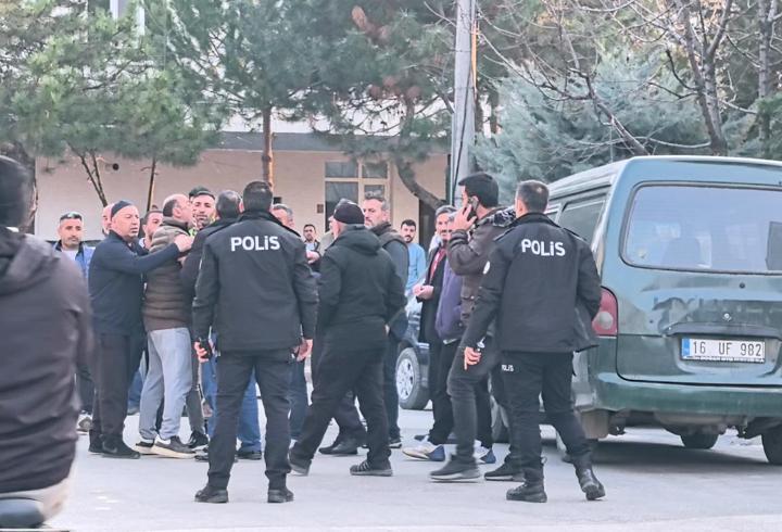 Bıçaklı, çekiçli, tüfekli borç-alacak kavgası; 3 yaralı