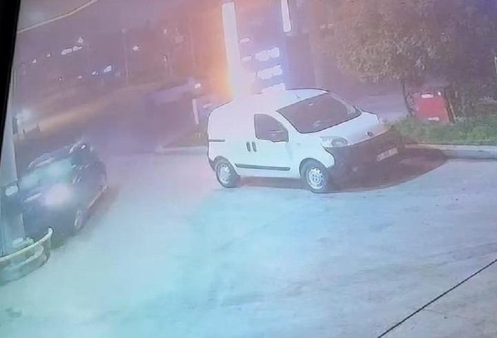 Kocaeli'de savrulan otomobil akaryakıt istasyonundaki pompayı devirdi