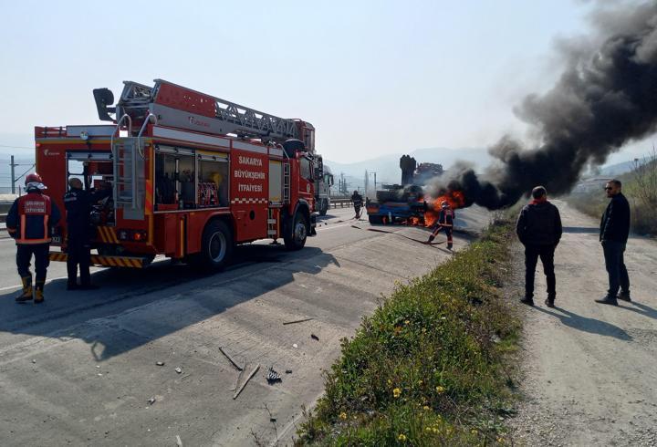 Sakarya'da iş makinesi taşıyan tırda yangın