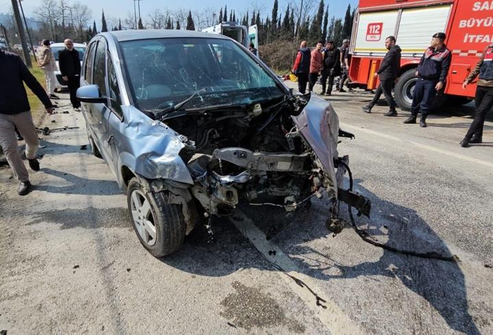 Minibüs ile otomobil çarpıştı; 5'i çocuk 10 yaralı