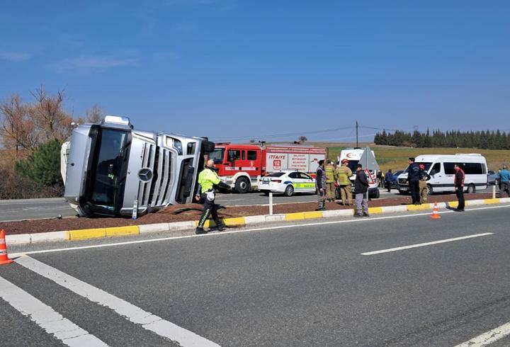 Balıkesir'de kontrolden çıkan TIR devrildi, şoförü yaralandı