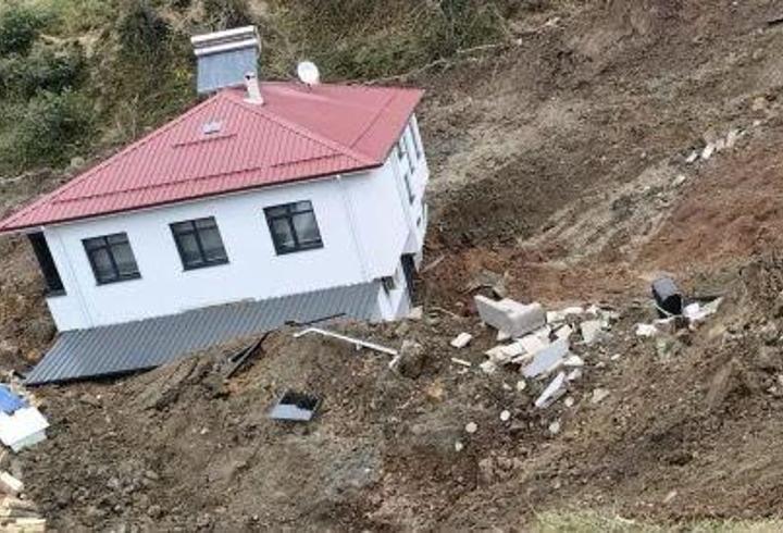 Artvin’de heyelan; 2 katlı ev 50 metre sürüklendi