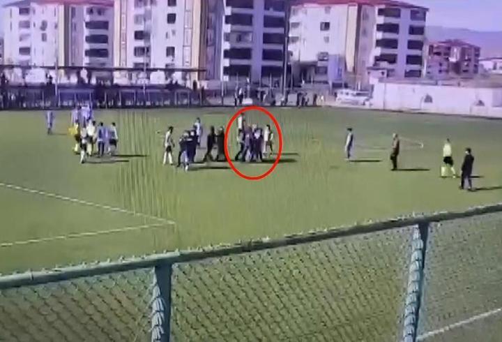 Kırmızı kart gören oyuncu, hakemi yumrukladı