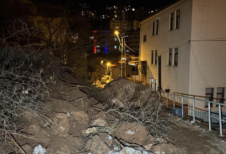 Artvin'de heyelan nedeniyle mahalle yolu ulaşıma kapandı