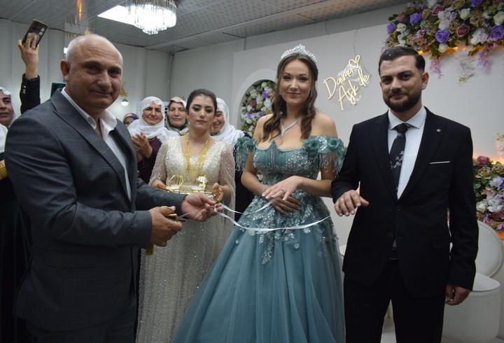 Antalya'da tanışan Baver ile Alman Malena, Batman'da nişanlandı
