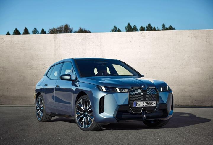 Yeni BMW iX artık daha performanslı