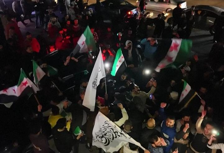 Şam'da ''birlik'' kutlaması: Binlerce kişi sokaklarda!