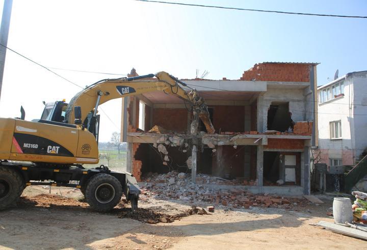 Bursa'da 2 katlı kaçak bina yıkıldı