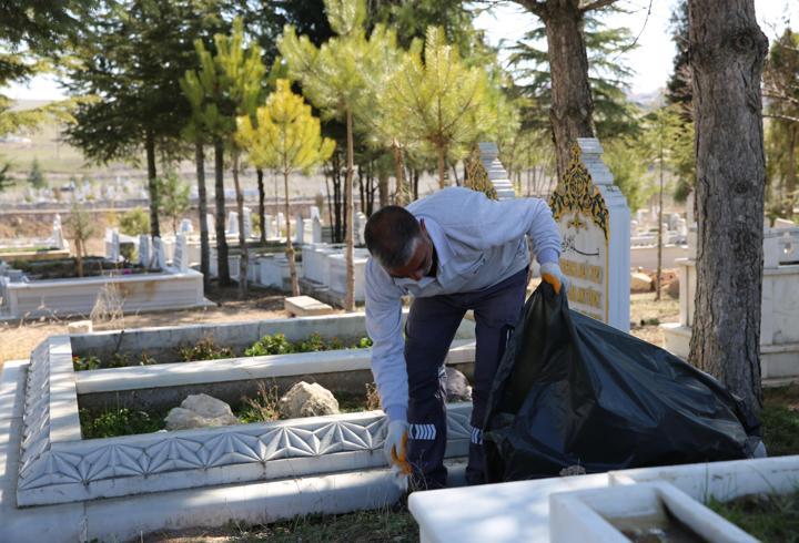 Eskişehir’deki mezarlıklarda bayram hazırlığı