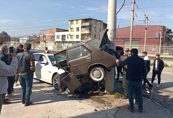 Otomobil, park halindeki 5 araca çarptı