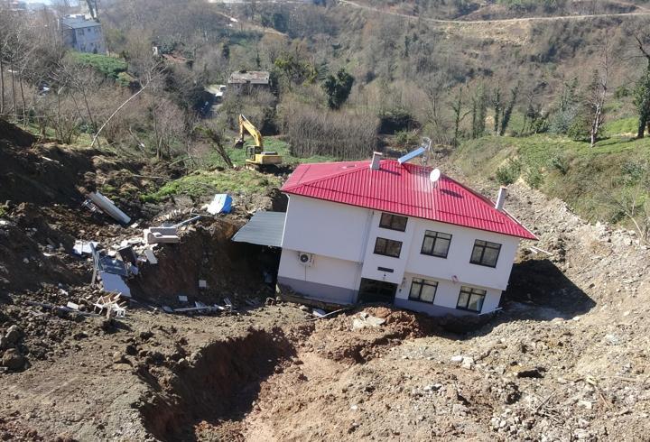 Heyelanda sürüklenen 2 katlı evin sahibi: Çatlak dahi yok
