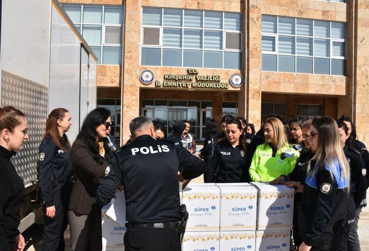 Kırşehir'de polisten ihtiyaç sahibi ailelere gıda yardımı