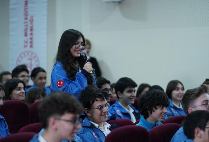 Bakan Tekin, 'İftarda Konuşalım' programında öğrencilerle buluştu