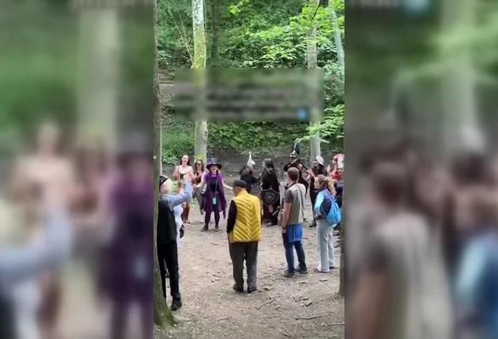 BU DA "KAHKAHA YOGASI" RİTÜELİ! Palyaço, cadı, hayvan kostümleri...