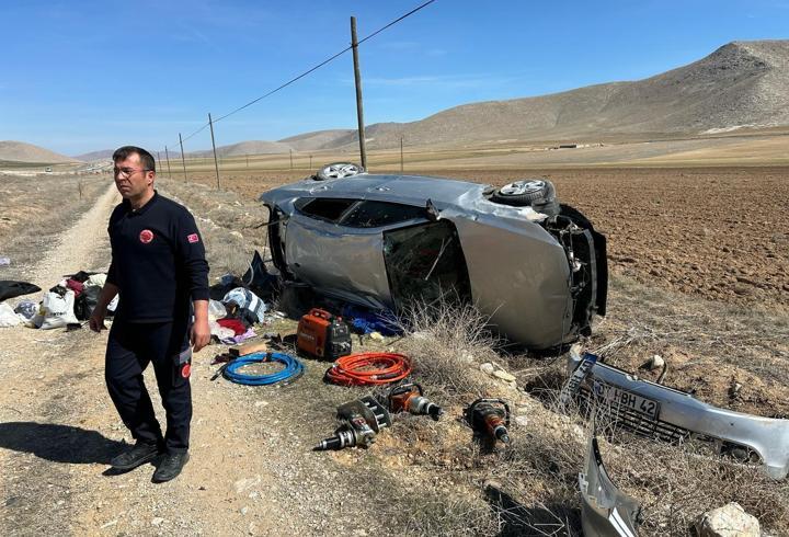 Takla atan otomobilin sürücüsü kurtuldu, eşi öldü