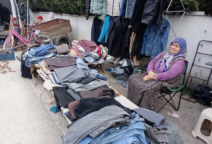 İkinci el eşya satan kadını sahte para verip dolandırdılar